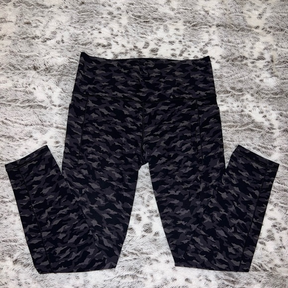 Athleta Pants - Athleta Salutation Stash Pocket II Printed 7/8 Tight Leggings Camo High Rise